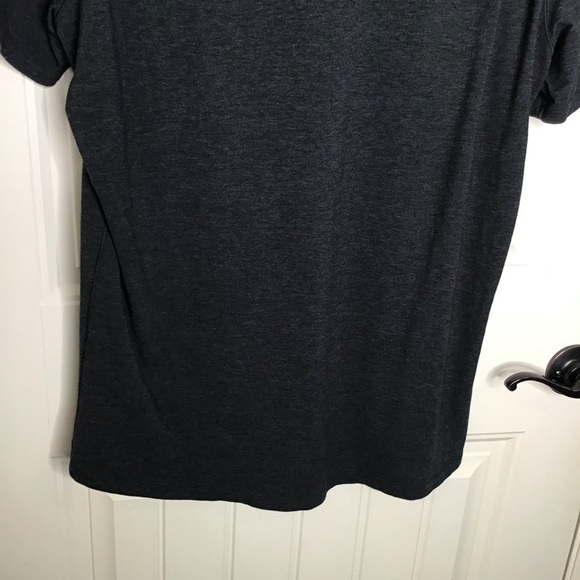 Lululemon Men’s Short Sleeve V Neck T-Shirt in Dark Gray. - Picture 7 of 10
